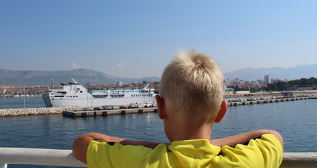 Giovane passeggero sulla nave - viaggiare 