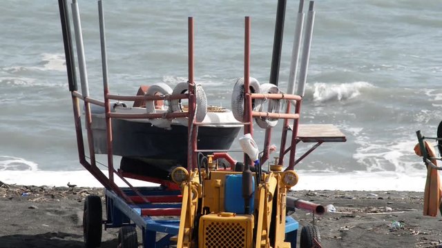 carrello con inbarcazione messa a secco