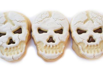Naklejka premium Halloween cookies filled with chocolate cream in shape of a skull isolated on white background