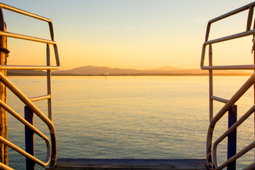 Veduta dal molo delle placide acque del Lago Trasimeno al tramonto