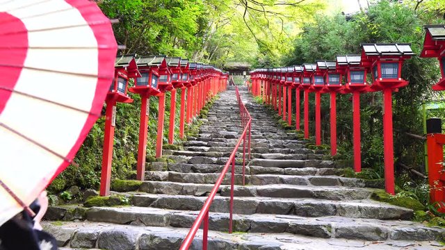 和傘をさして歩く着物女性