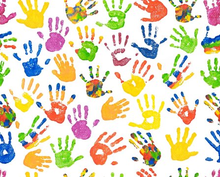 Seamless pattern/ Randloses Muster bunte Kinderhände, Handabdrücke, malen, spielen, Geschenkpapier, Tapete