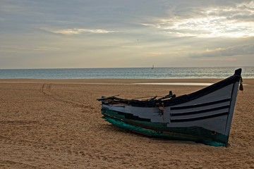 Boot am Strand La Barrosa in Chiclana de la Frontera