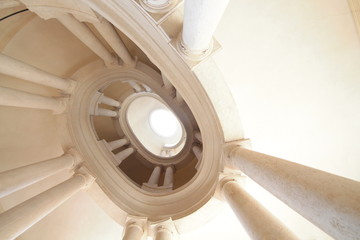 Scale a spirale illuminate da candido bagliore di sole