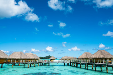 ボラボラ島の水上ヴィラと空