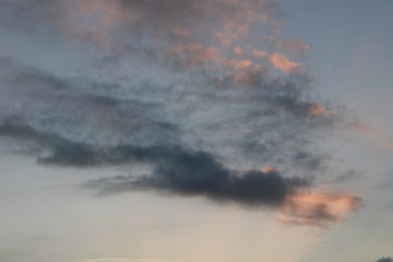 Cielo crepuscolare con nuvole e riflessi colorati