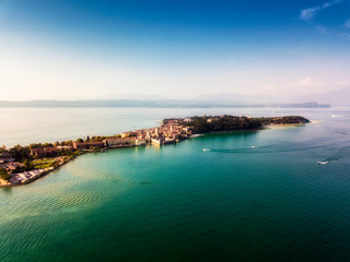 Fototapeta na wymiar Vista aerea di Sirmione sul lago di Garda