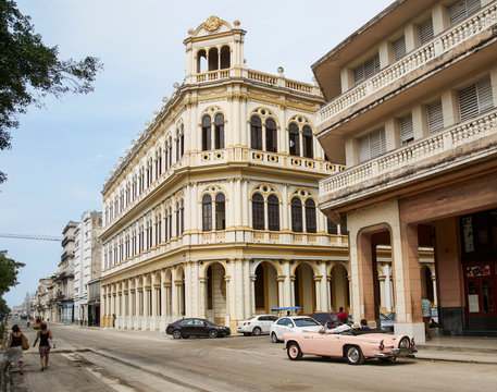 Coche antiguo en calle de La Habana