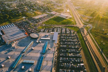 Cercles muraux Bâtiment industriel Vue aérienne du centre commercial et parking avec de nombreuses voitures.