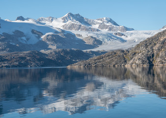 Berge spiegeln sich im Skjodungensund in Ost-Grönland