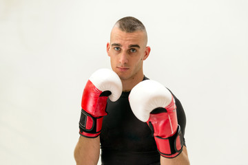 pugile con t shirt nera con guantoni da boxe su sfondo chiaro