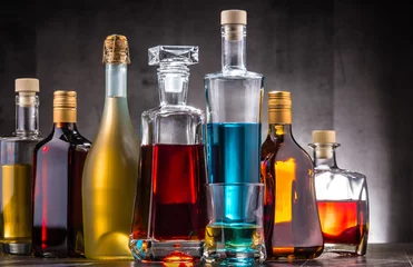 Photo sur Aluminium Bar Carafe et bouteilles de boissons alcoolisées assorties.