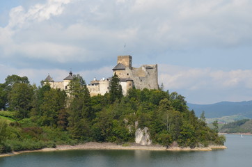 Fototapeta na wymiar Zamek Dunajec w Niedzicy latem, Polska