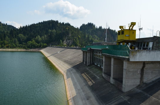 Zabudowania elektrowni wodnej na jeziorze Czorsztyńskim, Niedzica, Polska