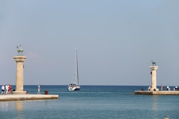 Hirsch und Hirschkuh an der Hafeneinfahrt von Rhodos