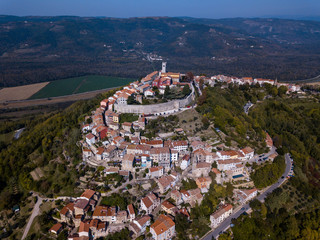Motovun / Montona (Istria; Croatia) is a medieval town on the site of an ancient city called Castellieri. The towns towers and city gates have elements of Romanesque, Gothic and Renaissance styles.