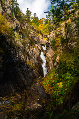 cascadas, saltos de agua y rios en otoño