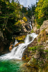cascadas, saltos de agua y rios en otoño