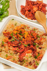 Curry di quinoa con rapa rossa vegan