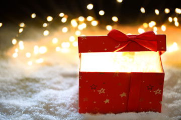 Leuchtendes Geschenk im Schnee