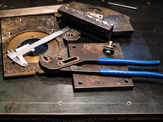 Obraz na płótnie Canvas adjustable pliers and calipers on metal workbench