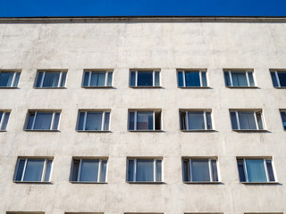 Fototapeta premium front view of white urban building in sunny day