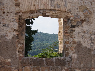 colline attraverso la finestra