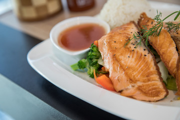 Gebratenes Lachs Filet mit Dill, asiatischer Süß Sauer Soße, Reis und Gemüse in Thai Restaurant