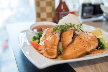 Gebratenes Lachs Filet mit Dill, asiatischer Süß Sauer Soße, Reis und Gemüse in Thai Restaurant