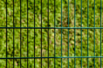 Doppelstabmattenzaun - Gartenzaun aus Metall vor einer Gartenanlage