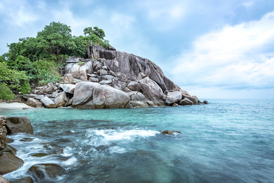 Felsenklippe im blauen Meer auf Ko Tao