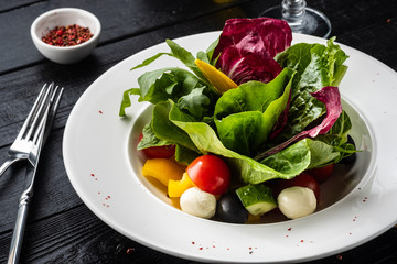 Salad mix with cherry tomatoes, sweet peppers, olives and Ciligini cheese.