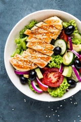 Grilled chicken breast with fresh vegetable salad
