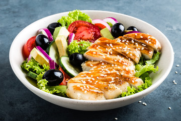 Grilled chicken breast with fresh vegetable salad