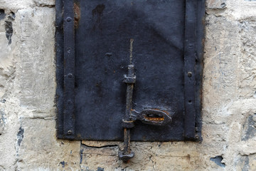 serrure en métal ancienne sur  bâtiment vieux Québec Canada