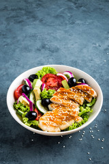 Grilled chicken breast with fresh vegetable salad