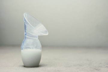 Manual Haakaa style hand breast pump for breast milk