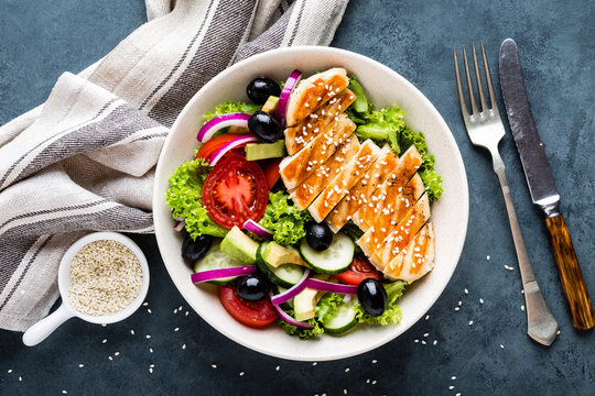Grilled chicken breast with fresh vegetable salad