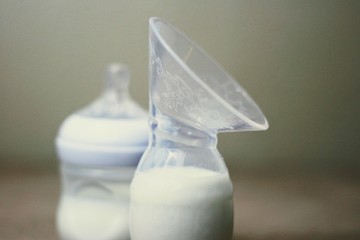 Manual Haakaa style hand breast pump for breast milk