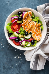 Grilled chicken breast with fresh vegetable salad