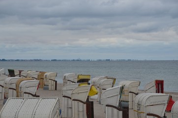 Strandkörbe im Dahme mit Blick zur Insel Fehmarn - Fehmarnsundbrücke