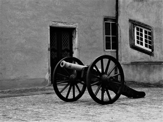 Fototapeta na wymiar Kanone im Innenhof vom Detmolder Schloß, in schwarz-weiß