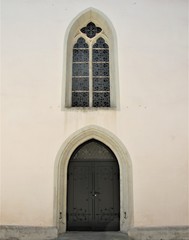 altes Kirchenfenster und h&ouml;lzerne Kirchent&uuml;r
