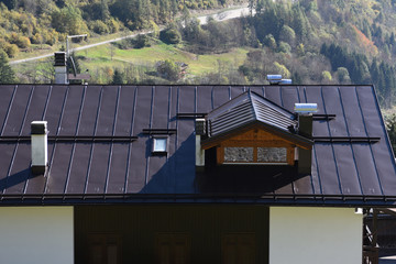 tetto tetti lamiera lattoniere carpentiere casa camino fumo 