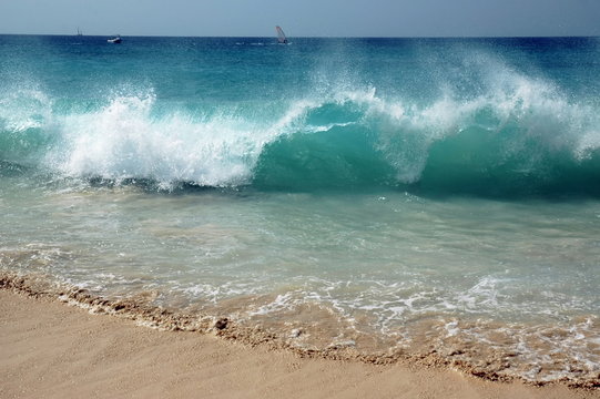 Grosse vague en bord de mer, plage de sable fin, &icirc;le de Sal, le Cap Vert, Afrique de l'ouest	