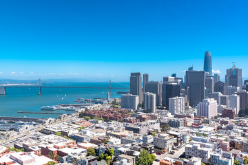 Obraz premium San Francisco, panorama of Financial District downtown and the Oakland Bay Bridge in background 