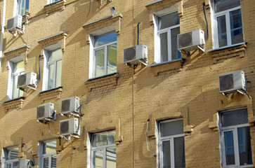 Fototapeta na wymiar Фрагмент старого пятиэтажного кирпичного жилого дом в Москве