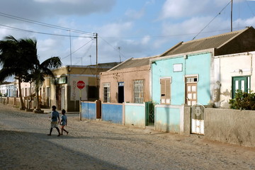 Rue aux façades colorées, deux enfants traversent la rue, île de Sal, Cap Vert, Afrique de...
