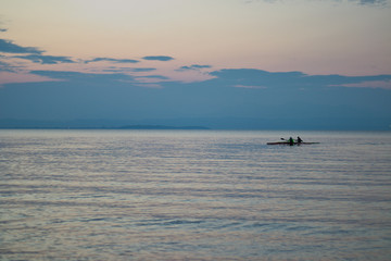 Kanu fahren bei ruhiger See