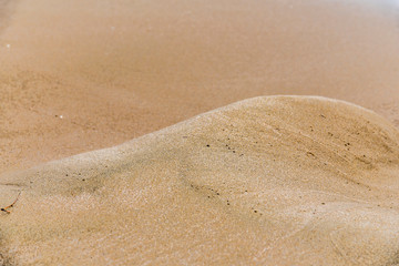 Olas del mar sobre la arena de la playa en la costa del Mediterráneo una mañana de verano con olas suaves rompiendo en la orilla